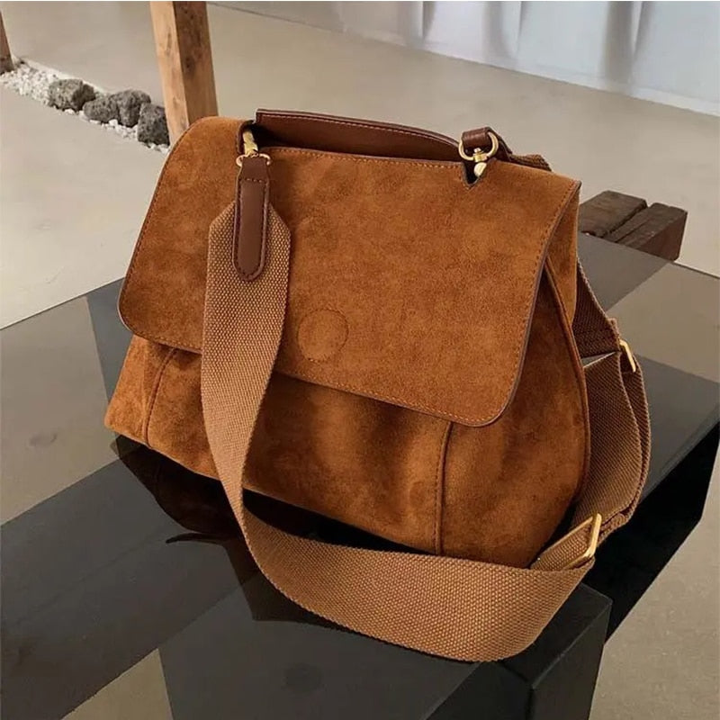 Bolsa de Ombro Suede com Alça Regulável - Bologna